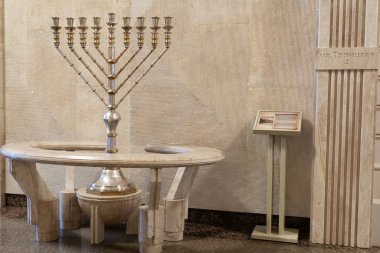 Dnipro, Ukrayna - 01.22.22. Hanuka lambası (Hanuka lambası), Hanuka bayramının sekiz günü boyunca yanan bir lambadır..