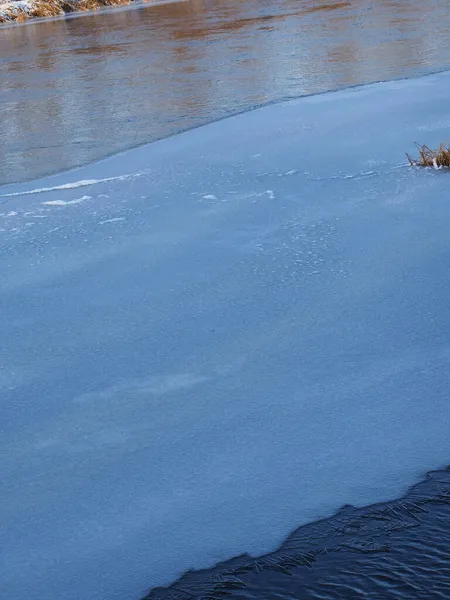 Silný Mráz Zamrzl Řeku Ledem — Stock fotografie