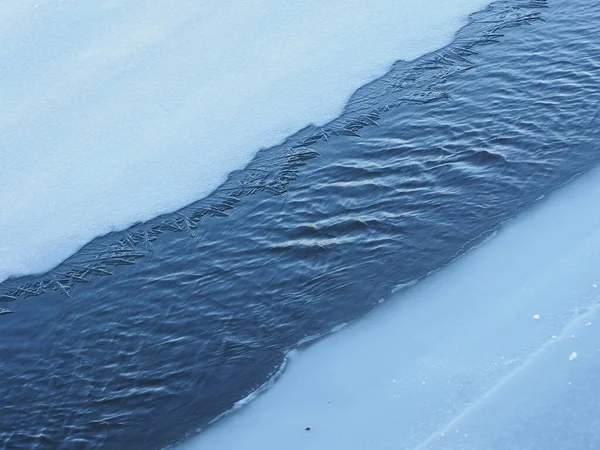 Silný Mráz Zamrzl Řeku Ledem — Stock fotografie