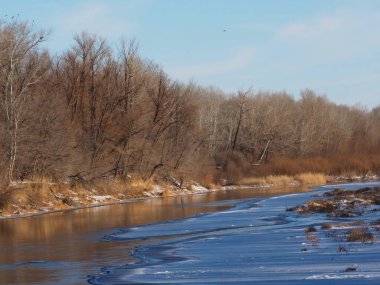 Şiddetli don nehri buzla dondurdu.