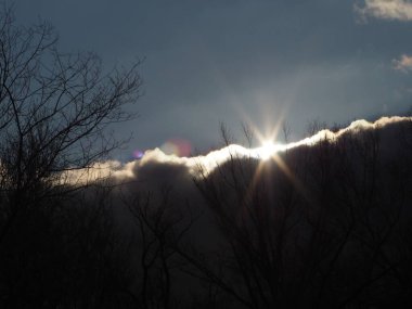 Şiddetli bir kara bulut güneşi kaplıyor