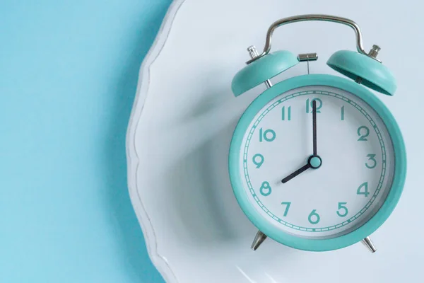 Intermittent fasting concept - blue alarm clock, top view — Stock Photo, Image