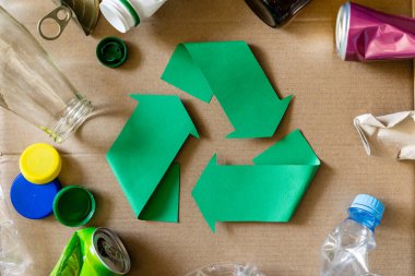 Geri dönüşüm kavramı - geri dönüşüm sembolü ve nesneler, üst görünüm, düz çizgi