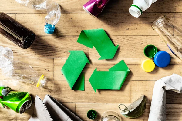 Conceito Reciclagem Símbolo Reciclagem Objetos Vista Superior Flatlay — Fotografia de Stock