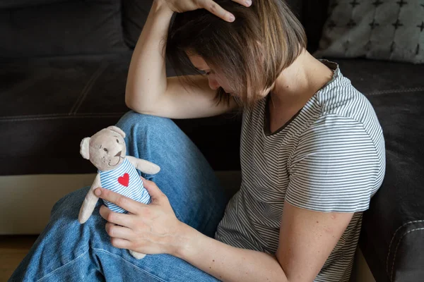 Perinatal Utrata Koncepcji Chalenge Rozrodczego Kobieta Trzyma Pluszowego Misia Zabawki — Zdjęcie stockowe