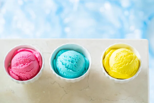 Bolas Sorvete Coloridas Taças Brancas Beira Piscina Foto Alta Qualidade — Fotografia de Stock