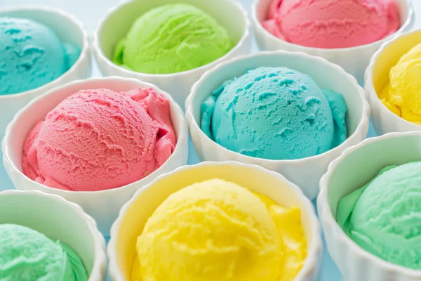 Színes Fagylaltgolyók Fényes Háttérrel Kiváló Minőségű Fénykép — Stock Fotó