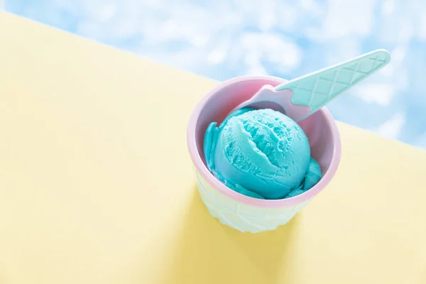 Boules Crème Glacée Colorées Dans Des Bols Blancs Près Piscine — Photo