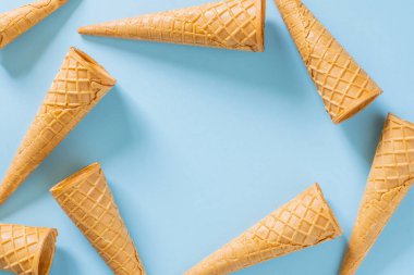 Dondurma külahları parlak mavi arka planda. Üst görünüm