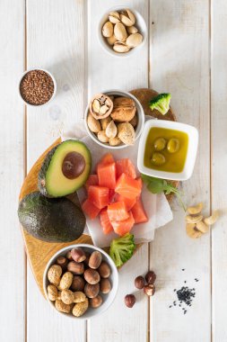 Keto diyet konsepti - beyaz ahşap arka planda iyi yağ kaynakları. Yüksek kalite fotoğraf