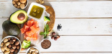 Keto diyet konsepti - beyaz ahşap arka planda iyi yağ kaynakları. Yüksek kalite fotoğraf