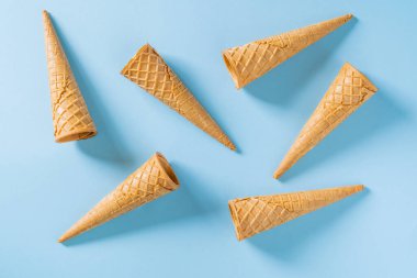 Dondurma külahları parlak mavi arka planda. Üst görünüm