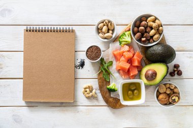 Keto diyet konsepti - beyaz ahşap arka planda iyi yağ kaynakları. Yüksek kalite fotoğraf