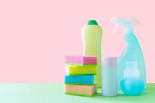Reinigungskonzept Reinigungsmittel Auf Pastellgelbem Hintergrund Kopierraum — Stockfoto