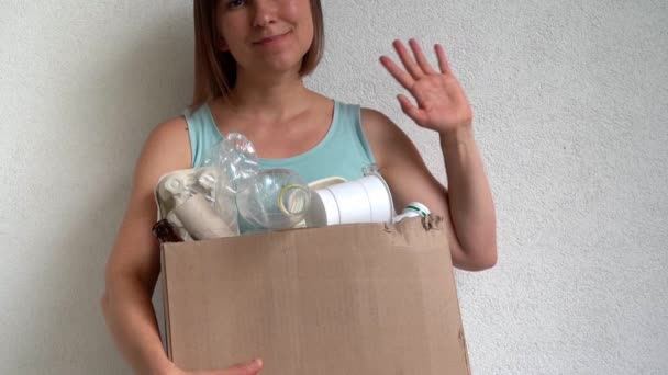 Weibliche Aufbewahrungsbox Mit Recyclingmaterialien Kopierraum — Stockvideo