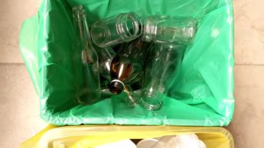 Geri dönüşüm konsepti - plastik, kağıt ve cam kutuların üst görünümü. Yüksek kaliteli FullHD görüntüler