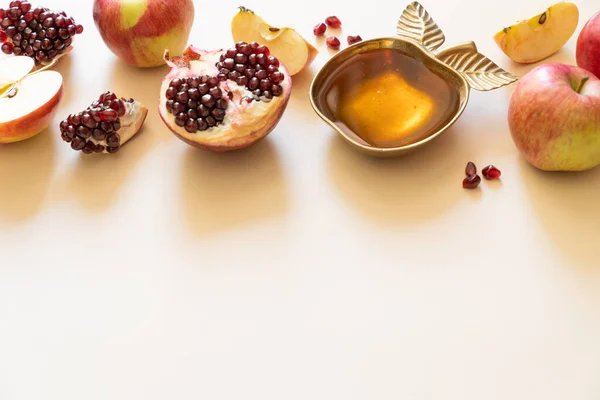 Rosh Hashanah Concept Honey Pomegranate Apples High Quality Photo — Foto de Stock