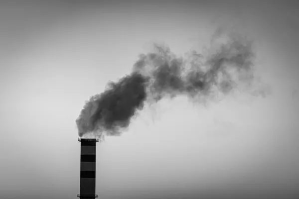 煙が空の背景にそれから出てくるとボイラー室煙突 — ストック写真