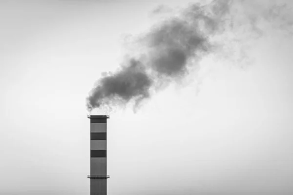 煙が空の背景にそれから出てくるとボイラー室煙突 — ストック写真