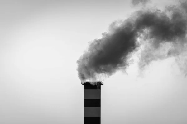 Kotelna Komín Kouřem Vycházející Pozadí Oblohy — Stock fotografie