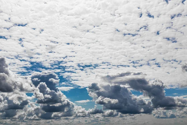 Céu Com Nuvens Cúmulo Dramáticas Dia Ensolarado — Fotografia de Stock
