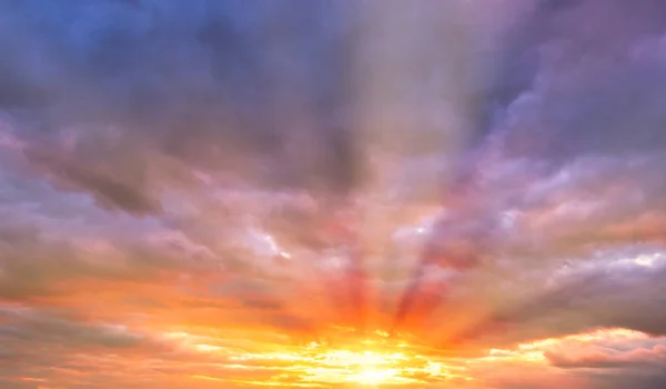Cielo Nublado Dramático Atardecer Amanecer Los Rayos Del Sol Rompiendo — Foto de Stock