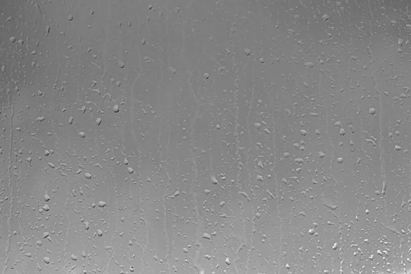 窗玻璃表面上的雨滴带着灰色的天空背景 雨滴的自然背景 设计的抽象叠置 恶劣雨天的概念 — 图库照片