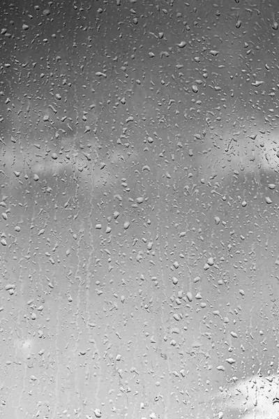 표면에는 배경으로 내린다 빗방울의 자연적 설계를 노골적 오버레이 악천후의 — 스톡 사진