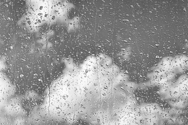 Dešťové Kapky Povrchu Okenních Brýlí Šedou Oblohou Pozadí Přirozené Prostředí — Stock fotografie