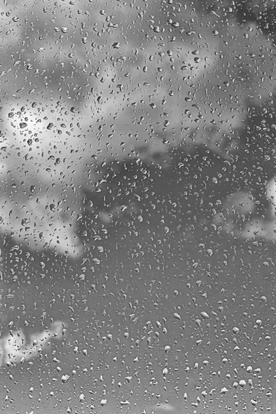 Дощ Падає Поверхню Віконних Окулярів Сірим Фоном Неба Природний Фон — стокове фото