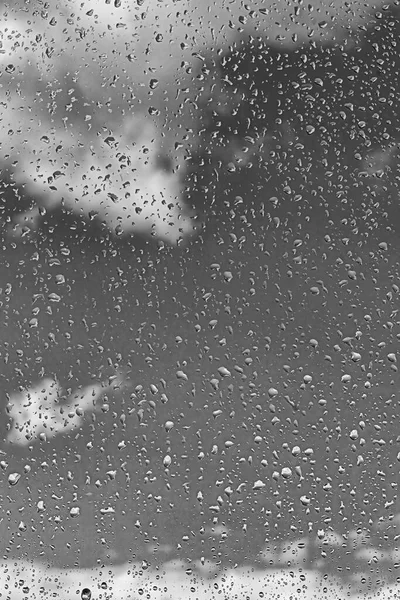 Regentropfen Auf Der Fensterglasoberfläche Mit Grauem Himmelshintergrund Natürliche Kulisse Der — Stockfoto