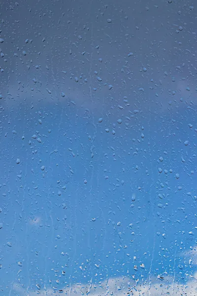 Regen Druppels Glazen Oppervlak Met Blauwe Lucht Wolken Achtergrond Natuurlijke — Stockfoto