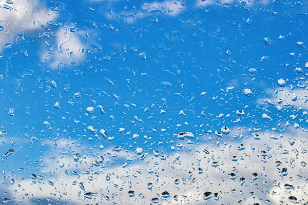 Regentropfen Auf Der Fensterglasoberfläche Mit Blauem Himmel Und Wolkenhintergrund Natürliche — Stockfoto