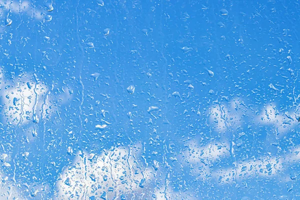 Regentropfen Auf Der Fensterglasoberfläche Mit Blauem Himmel Und Wolkenhintergrund Natürliche — Stockfoto