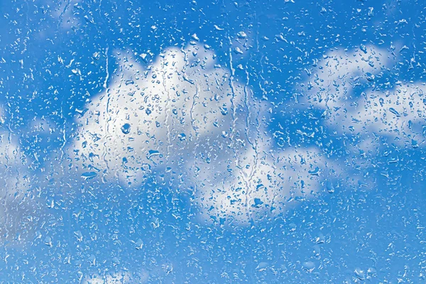 Regentropfen Auf Der Fensterglasoberfläche Mit Blauem Himmel Und Wolkenhintergrund Natürliche — Stockfoto