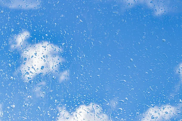 Капли Дождя Стеклянную Поверхность Голубым Небом Облачным Фоном Естественный Фон — стоковое фото