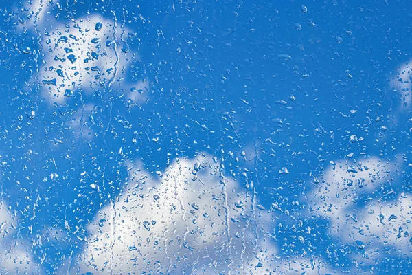 Regentropfen Auf Der Fensterglasoberfläche Mit Blauem Himmel Und Wolkenhintergrund Natürliche — Stockfoto