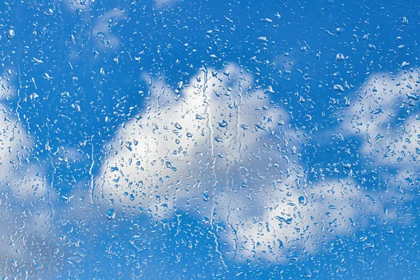 Chuva Cai Sobre Superfície Vidros Janela Com Céu Azul Nuvens — Fotografia de Stock