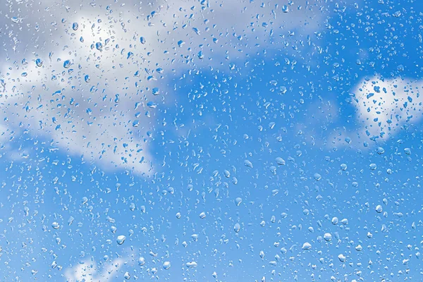 Regentropfen Auf Der Fensterglasoberfläche Mit Blauem Himmel Und Wolkenhintergrund Natürliche — Stockfoto