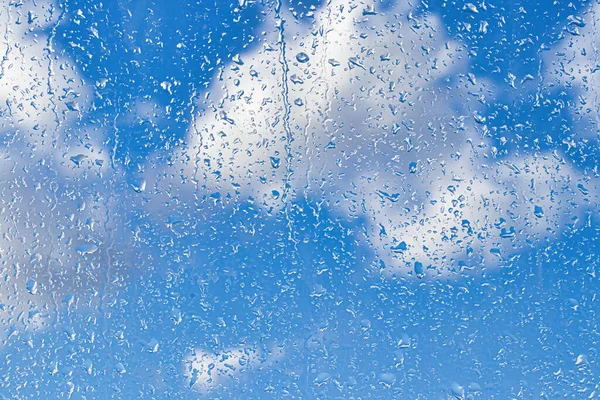 Regentropfen Auf Der Fensterglasoberfläche Mit Blauem Himmel Und Wolkenhintergrund Natürliche — Stockfoto