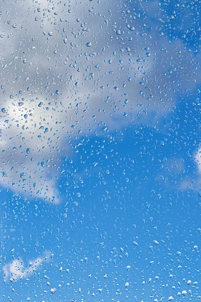 Chuva Cai Sobre Superfície Vidros Janela Com Céu Azul Nuvens — Fotografia de Stock