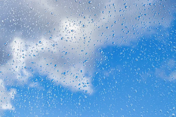 Regentropfen Auf Der Fensterglasoberfläche Mit Blauem Himmel Und Wolkenhintergrund Natürliche — Stockfoto