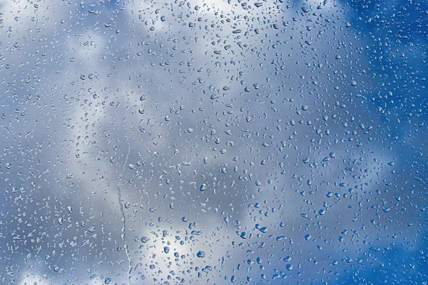 Gotas Lluvia Superficie Los Cristales Ventana Con Cielo Azul Fondo — Foto de Stock