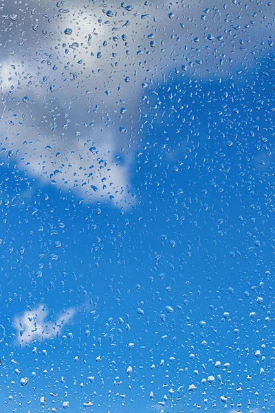 Regen Druppels Glazen Oppervlak Met Blauwe Lucht Wolken Achtergrond Natuurlijke — Stockfoto