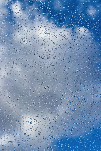 Regentropfen Auf Der Fensterglasoberfläche Mit Blauem Himmel Und Wolkenhintergrund Natürliche — Stockfoto