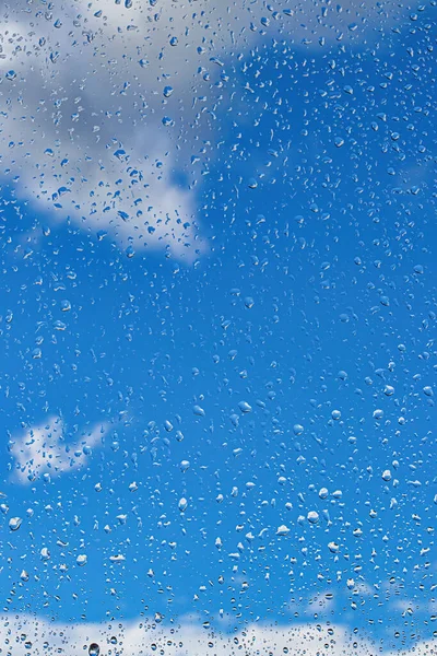 Regentropfen Auf Der Fensterglasoberfläche Mit Blauem Himmel Und Wolkenhintergrund Natürliche — Stockfoto