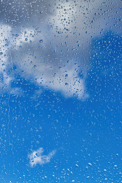 Regentropfen Auf Der Fensterglasoberfläche Mit Blauem Himmel Und Wolkenhintergrund Natürliche — Stockfoto