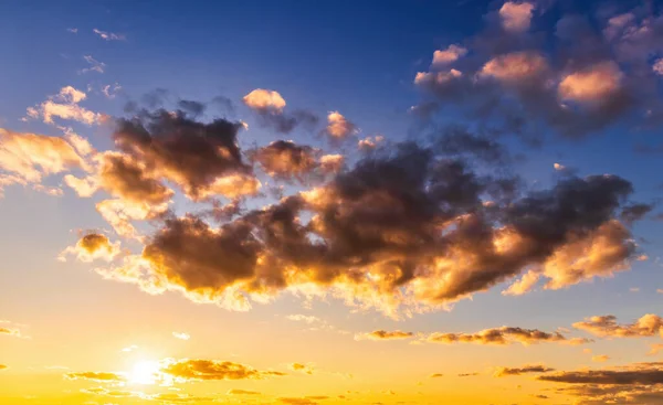 Dramático Cielo Nublado Iluminado Por Los Rayos Atardecer Amanecer — Foto de Stock