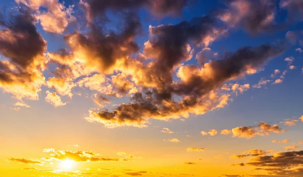 Драматическое Облачное Небо Освещенное Лучами Закате Восходе Солнца — стоковое фото