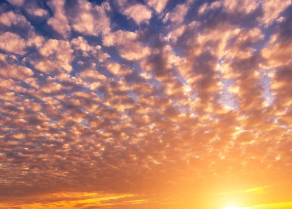 Драматическое Облачное Небо Освещенное Лучами Закате Восходе Солнца — стоковое фото